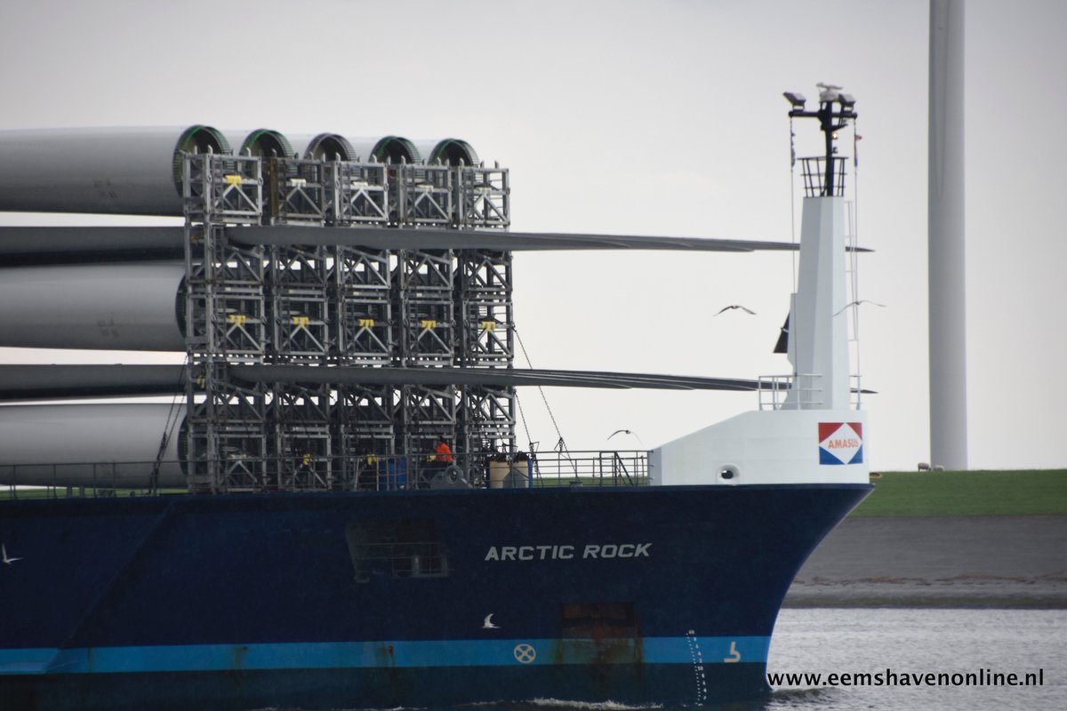 Eemshavenonline's tweet photo. Maar liefst 25 windturbine wieken bovendeks op de Arctic Rock die de #Eemshaven binnen kwam. @WindEemshaven https://t.co/EiEq97jUYq https://t.co/r9uJrQBY38