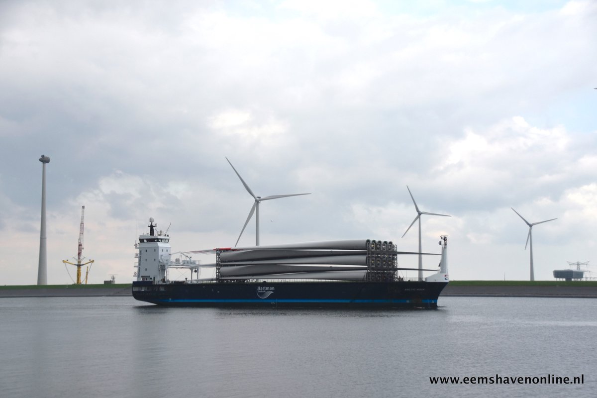 Eemshavenonline's tweet photo. Maar liefst 25 windturbine wieken bovendeks op de Arctic Rock die de #Eemshaven binnen kwam. @WindEemshaven https://t.co/EiEq97jUYq https://t.co/r9uJrQBY38