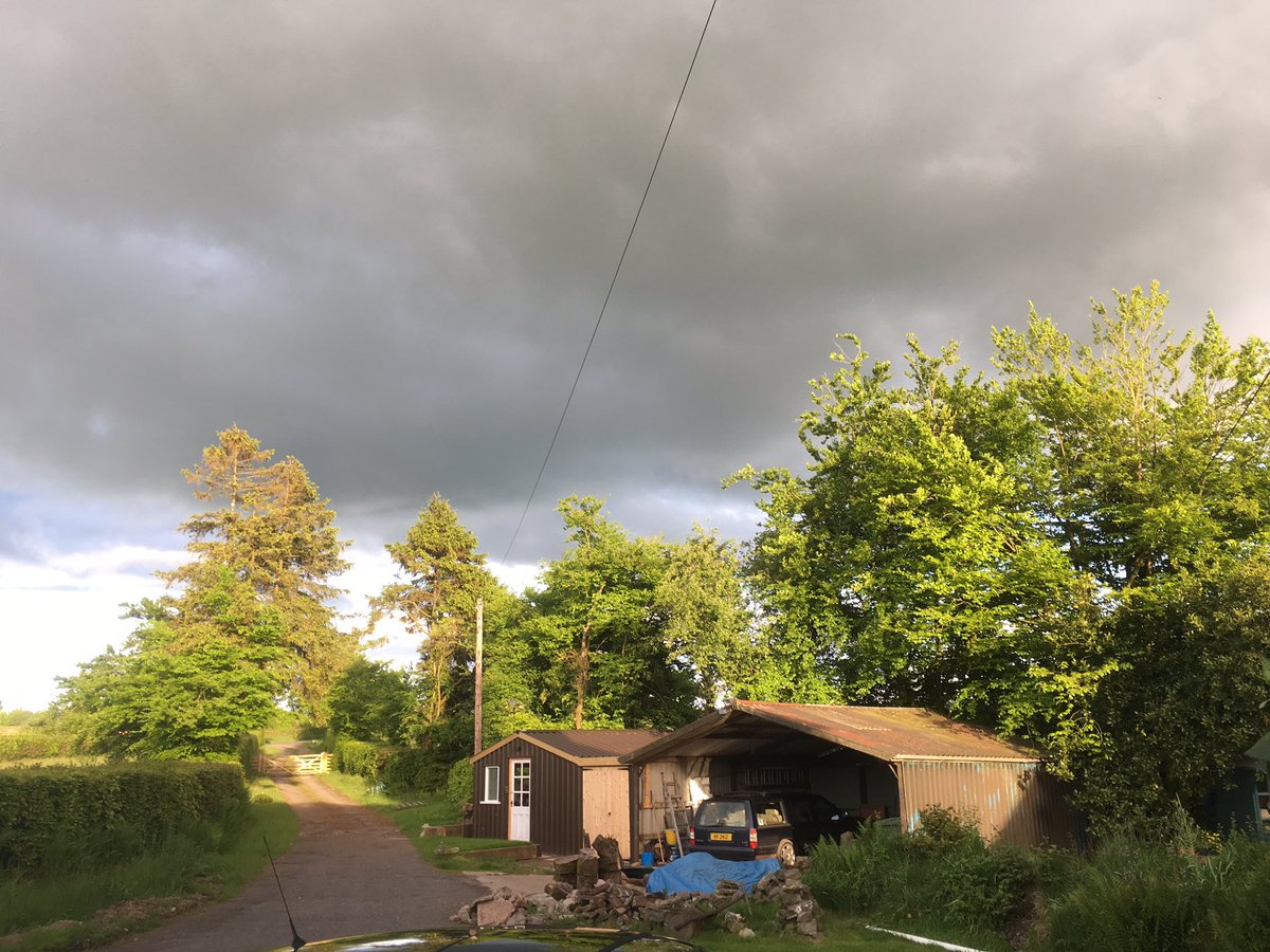 jamesvertigan's tweet photo. Great cloud formation and light this evening! #nofilter #Meshaw #Devon @Devon_Hour https://t.co/bzvY9RPRvV