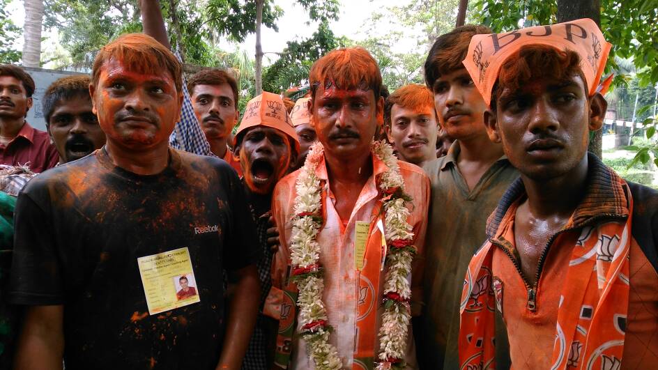 BJP4Bengal's tweet photo. পশ্চিমবঙ্গে গণতন্ত্রের হত্যালীলা অব্যাহত - পূজালির তিন নম্বর ওয়ার্ডের জয়ী @BJP4Bengal কাউন্সিলর চিন্ময় বারুইকেও দলে টানল তৃণমূল https://t.co/cgihlP1LYc