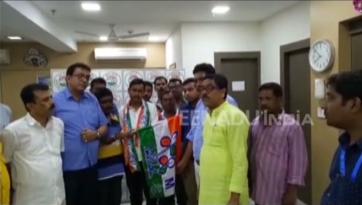 BJP4Bengal's tweet photo. পশ্চিমবঙ্গে গণতন্ত্রের হত্যালীলা অব্যাহত - পূজালির তিন নম্বর ওয়ার্ডের জয়ী @BJP4Bengal কাউন্সিলর চিন্ময় বারুইকেও দলে টানল তৃণমূল https://t.co/cgihlP1LYc