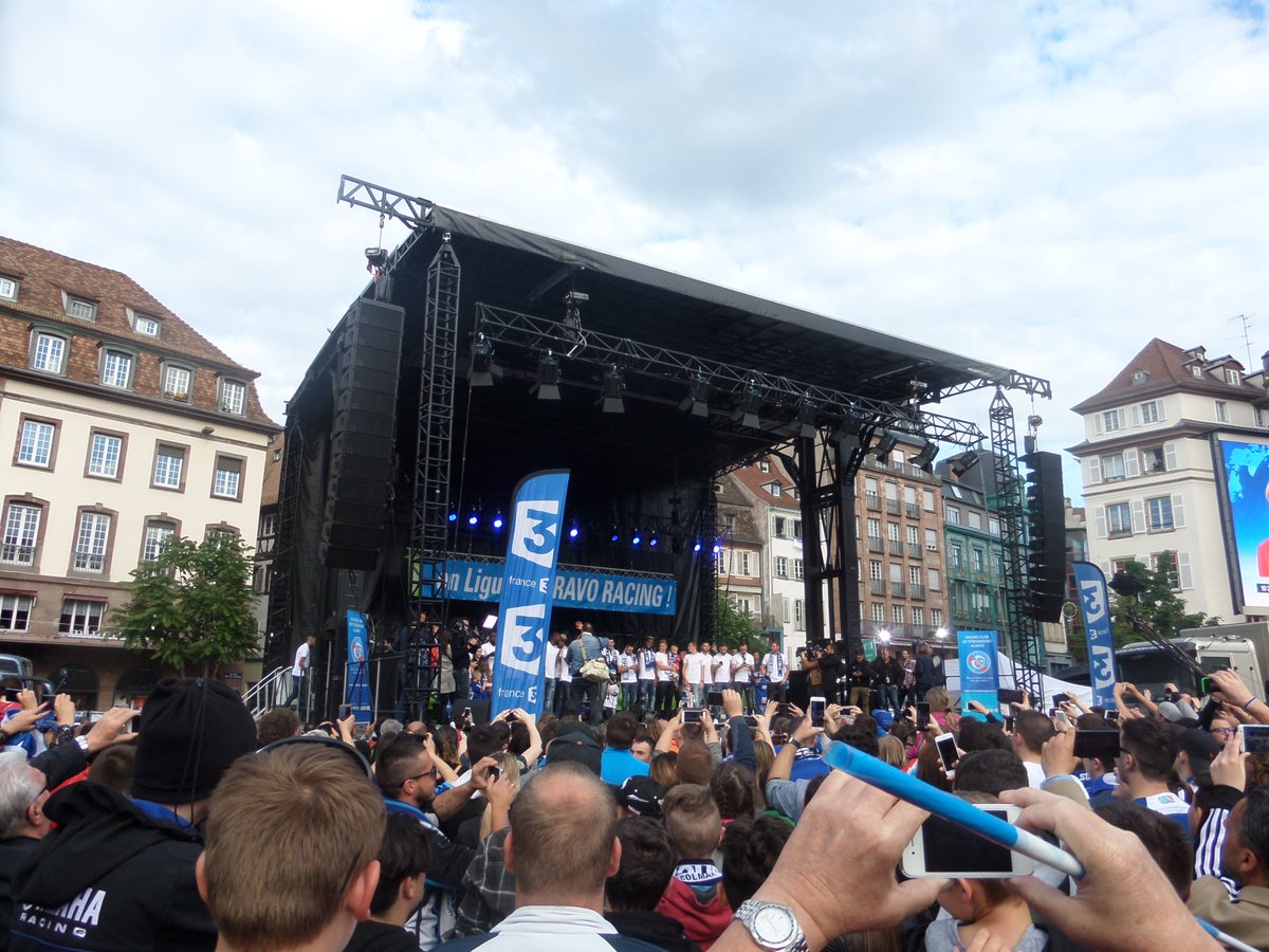GokmenTEKIN67's tweet photo. #Strasbourg fête sa montée en #Ligue1 et son titre de champion de #Ligue2 2016/2017. #RacingEnL1, #TousRacing. Allez @RCSA. Jet'z geht's los https://t.co/wtELLEPSQL