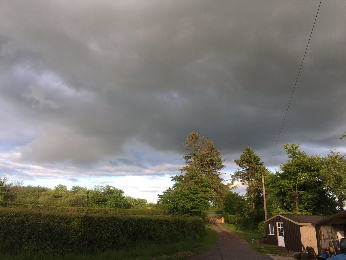 jamesvertigan's tweet photo. Great cloud formation and light this evening! #nofilter #Meshaw #Devon https://t.co/UC9R6MJqsV