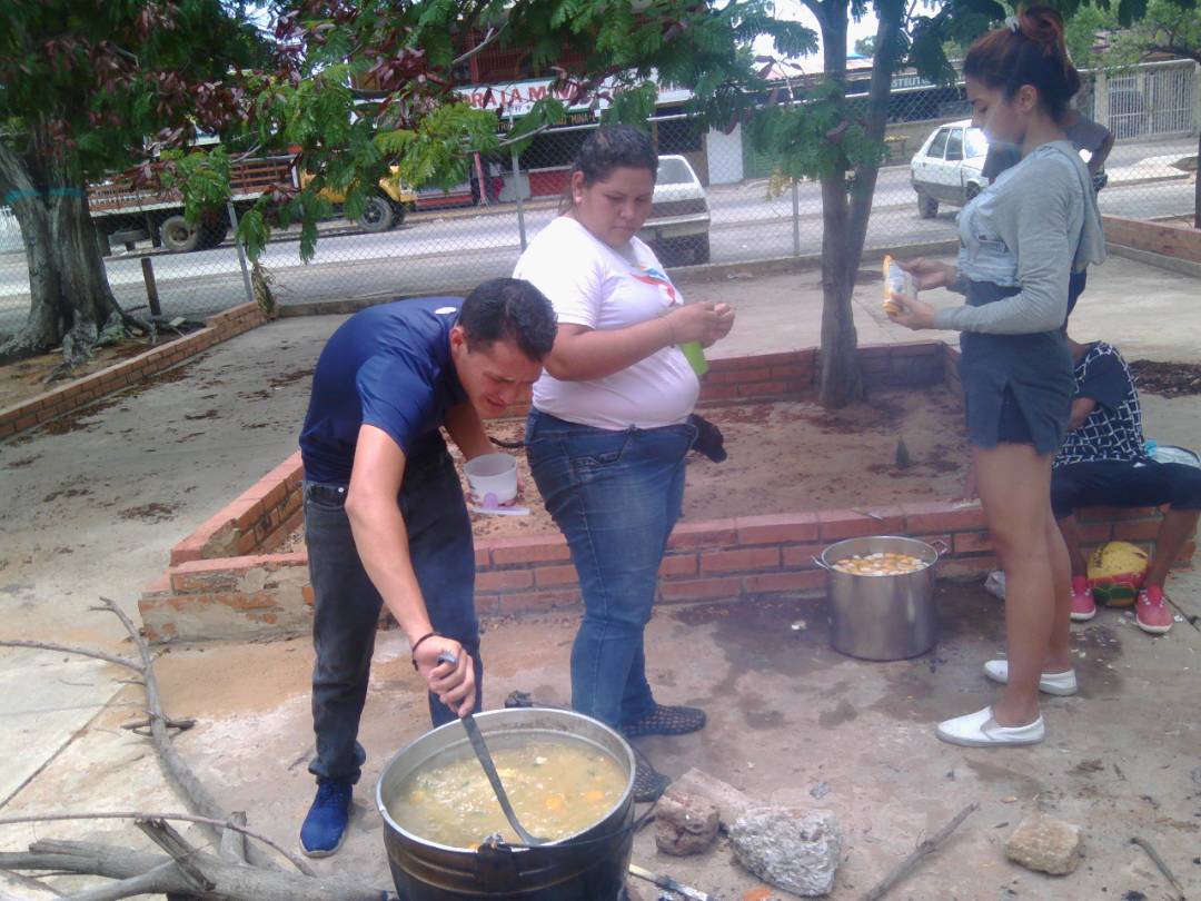 jpsuvABR's tweet photo. Hoy cerramos el censo parroquial en su primera fase realizamos un sopaso @jpsuvABR @jairoramirezu https://t.co/TiKiTD3Tez