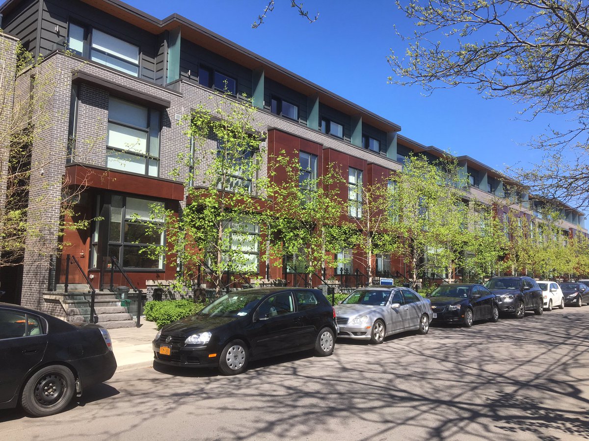 aurbanist's tweet photo. You can achieve a fair density with 3 stories, and all ground-related units, with porches and front yards. #softdensity https://t.co/URB8O6QXUs