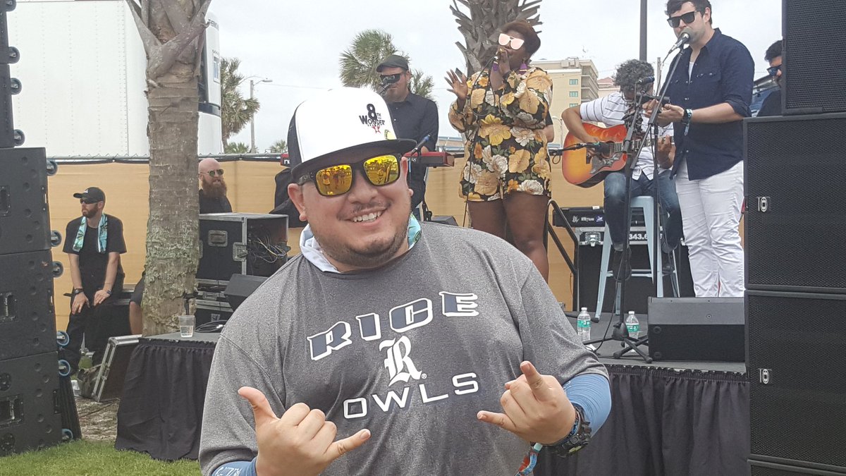 ktru's tweet photo. The one and only @Marco4rmHouston repping @RiceUniversity at @Hangoutfest as #Houston own @TheSuffers play. SOMEONE GIVE THAT MAN A TACO!🌮🌮🌮 https://t.co/62IvVN4iVh