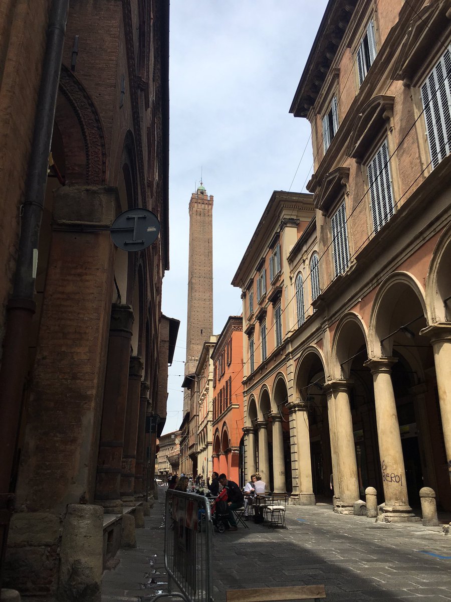 venicekisses's tweet photo. Not a bad view while having a coffee! #Bologna #stradamaggiore #bestspotintown #IT #awayfromthe https://t.co/TBJhUfLT7O