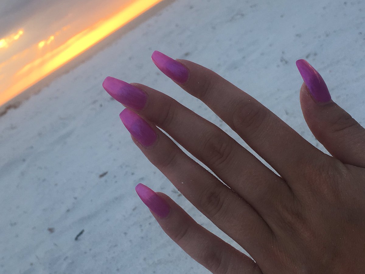 QueenDarlia's tweet photo. How gorgeous do My nails look in the sunset 💅🏼✨
You can dream of them running down your back but it won't happen, loser.
#longnailfetish https://t.co/7Wk4G1PAQi