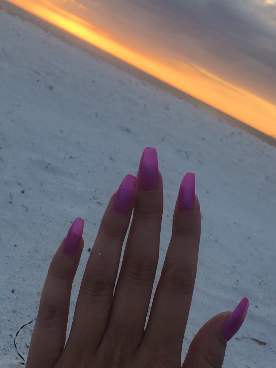 QueenDarlia's tweet photo. How gorgeous do My nails look in the sunset 💅🏼✨
You can dream of them running down your back but it won't happen, loser.
#longnailfetish https://t.co/7Wk4G1PAQi