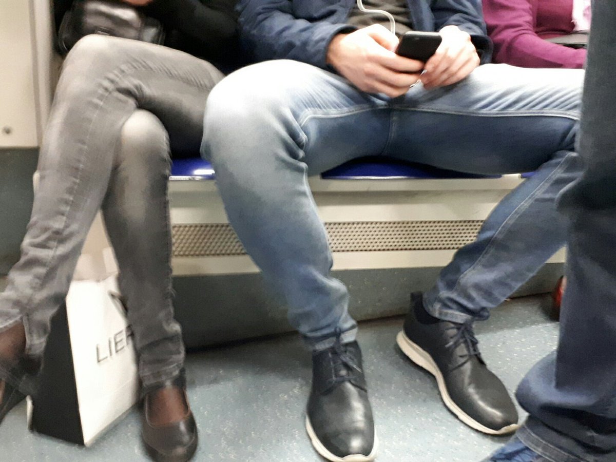 Мужчина сидит раздвинув ноги. Автобус с ногами. Мужчина в транспорте. Ноги в общественном транспорте парней. Мужские ноги в автобусе.