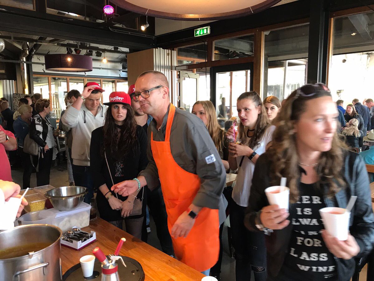fokkoboelo's tweet photo. Het was weer hard werken #beachfestival#Sligro#Kaapflevo samen met Gerben en Pepijn en Martin 600 exotic bites geserveerd👍 https://t.co/cQElIcYsoB
