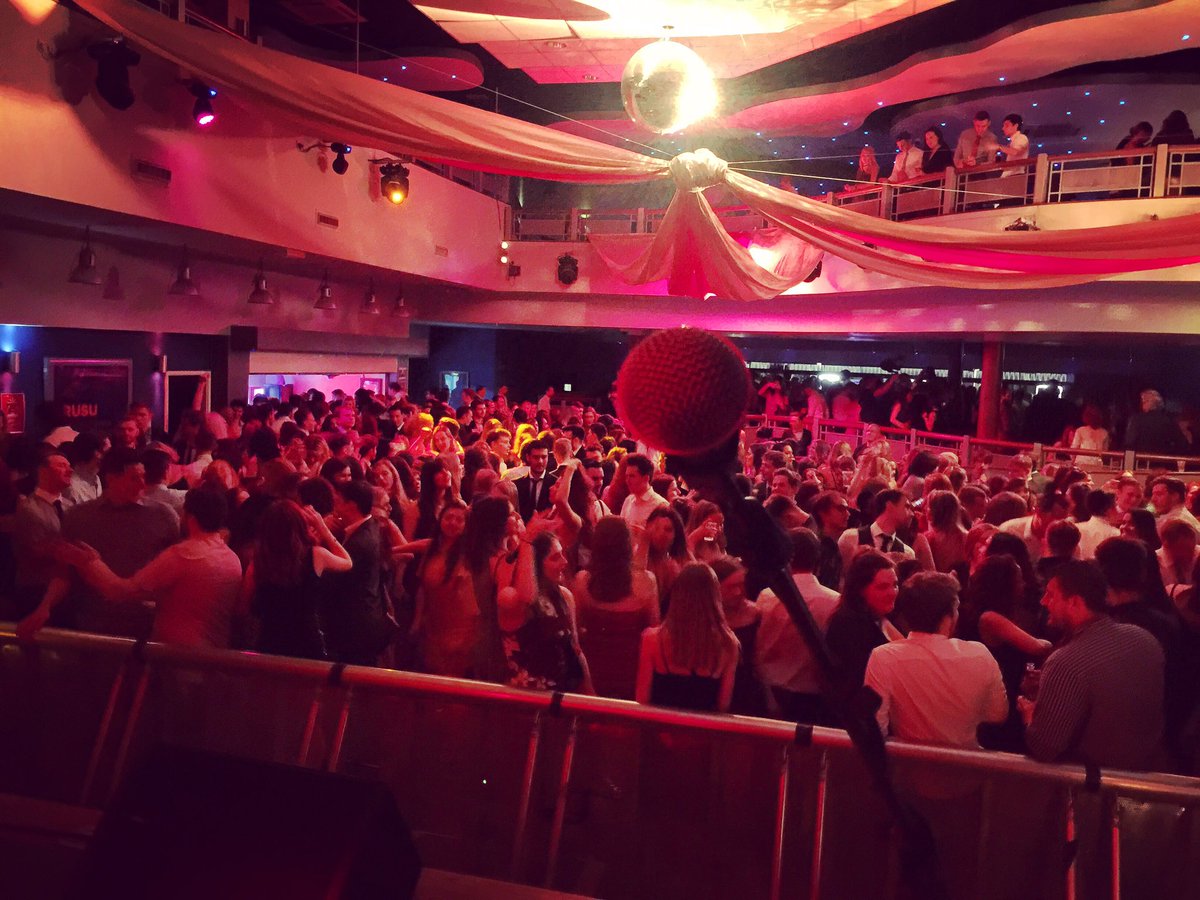 Packed gig at #ReadingUniversity last night 🎶🍾🥂💃🏻🕺@RUSUtweets #crowd #rammed #fridaynight #gradball #hollywoodgradball #hollywoodball #rusu