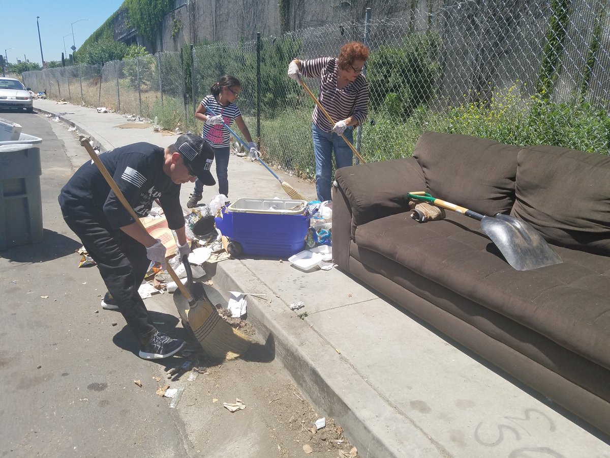 LAonCloud9's tweet photo. https://t.co/9YxSJQKwAp #TheNew9th #LAonCloud9 #SouthCentralCleanUp #StreetCleanUp #LACD9  #OurCommunityOurCity @CurrenDPriceJr https://t.co/tdgOqHeQNp