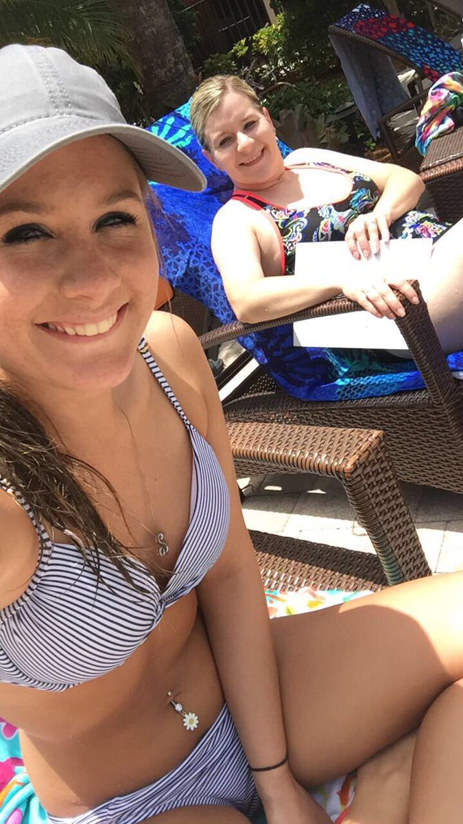 Kaylaplageman's tweet photo. Day 1 in paradise ☀️ https://t.co/bo86n2dz7Z