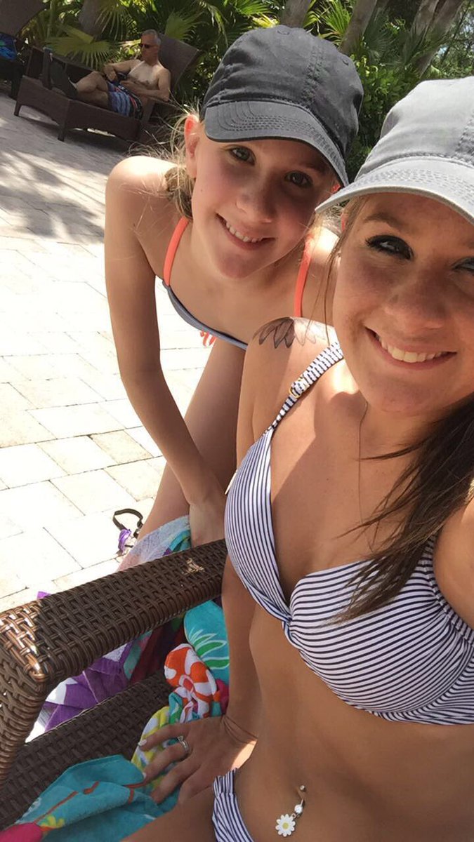 Kaylaplageman's tweet photo. Day 1 in paradise ☀️ https://t.co/bo86n2dz7Z