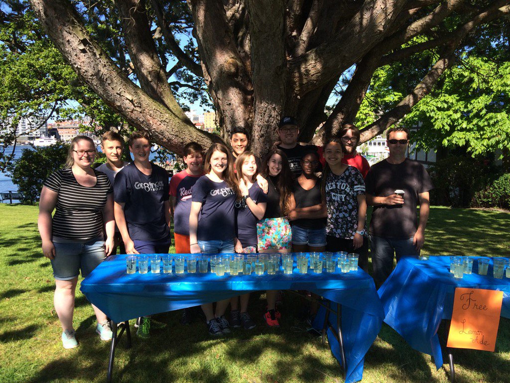 RiversideSWAT's tweet photo. Lemonade stand in downtown Victoria! #gr8tnessproject https://t.co/WvLliVl7uW