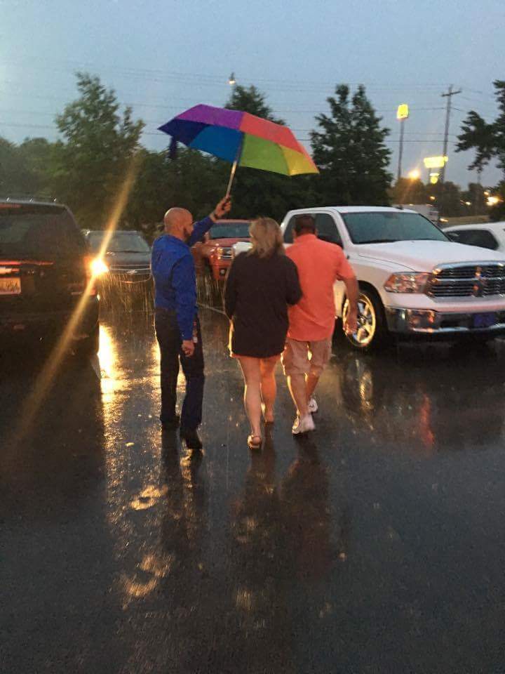 KeithRoadhouseK's tweet photo. Now that true service at Logan's Roadhouse In Athens, AL #Passiontoserve #Keepingthemdry https://t.co/0VNmXLoEzJ