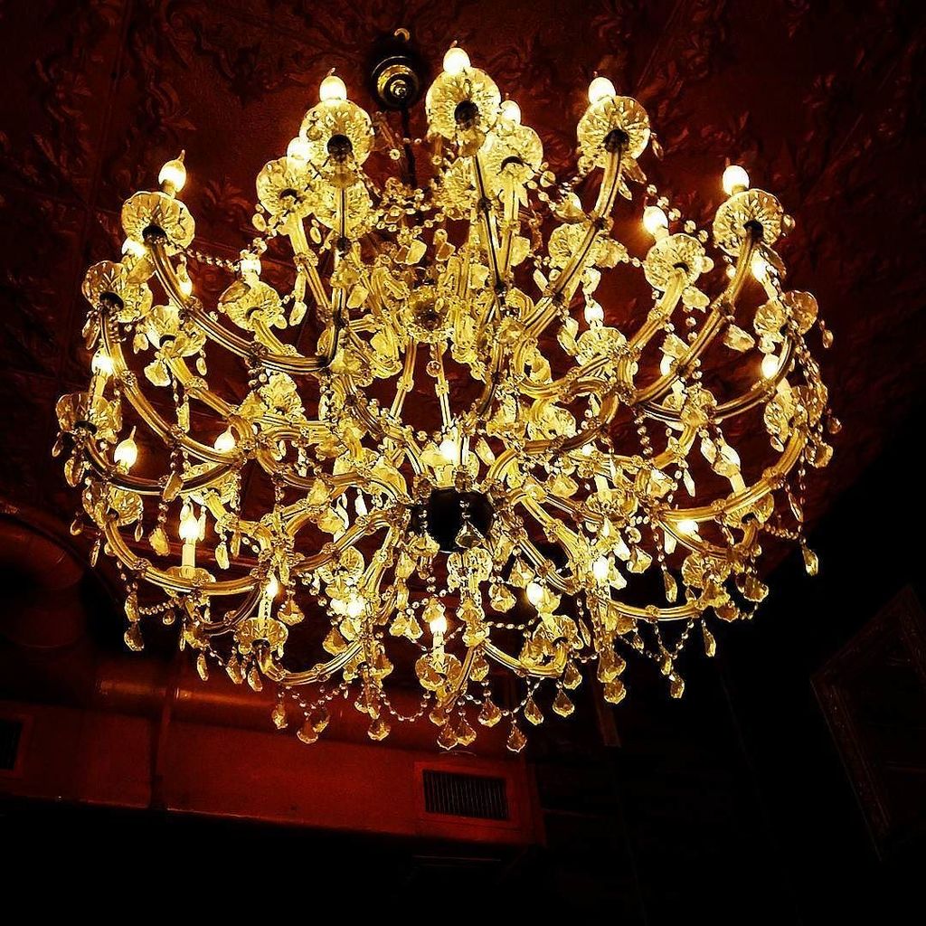 devilsventures's tweet photo. Don't forget to look up. #fancy #chandelier #mandarinhide #stpetersburg #florida https://t.co/N3FMwEcrSX https://t.co/qd7836Snwh