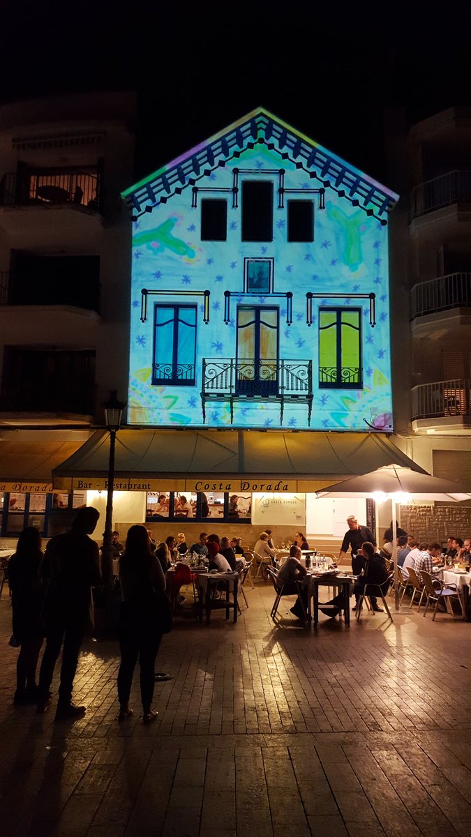 lumensitges's tweet photo. Els dibuixos que han fet els nens i nenes de les escoles de Sitgea ja es poden veure mappejats a la façana del Costa Dorada! #LumenSitges https://t.co/dU9gKVfaWt