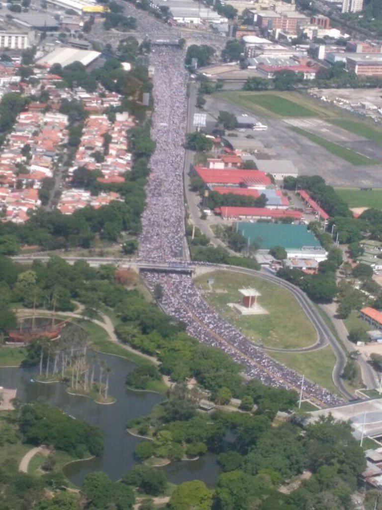 ivonne6800's tweet photo. Toma aérea Distribuidor los Ruices. #20Mayo https://t.co/T6sM8bkwX7