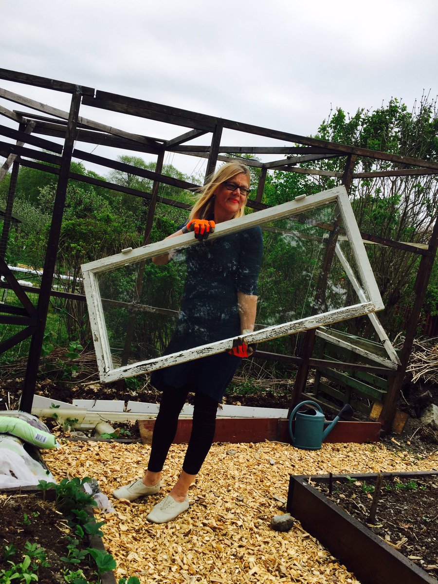 Började bygga ett #växthus i dag. Fortsättning följer #stadsodling #urbanodling #greenhouse #kolonilott #urbangarden #matförsörjning #odling