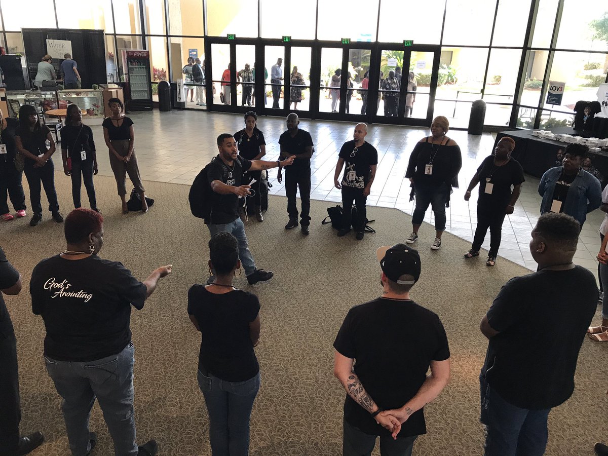 KingdomPromo's tweet photo. The calm before... #MannsWorldTour https://t.co/IXUoUxz6Hv