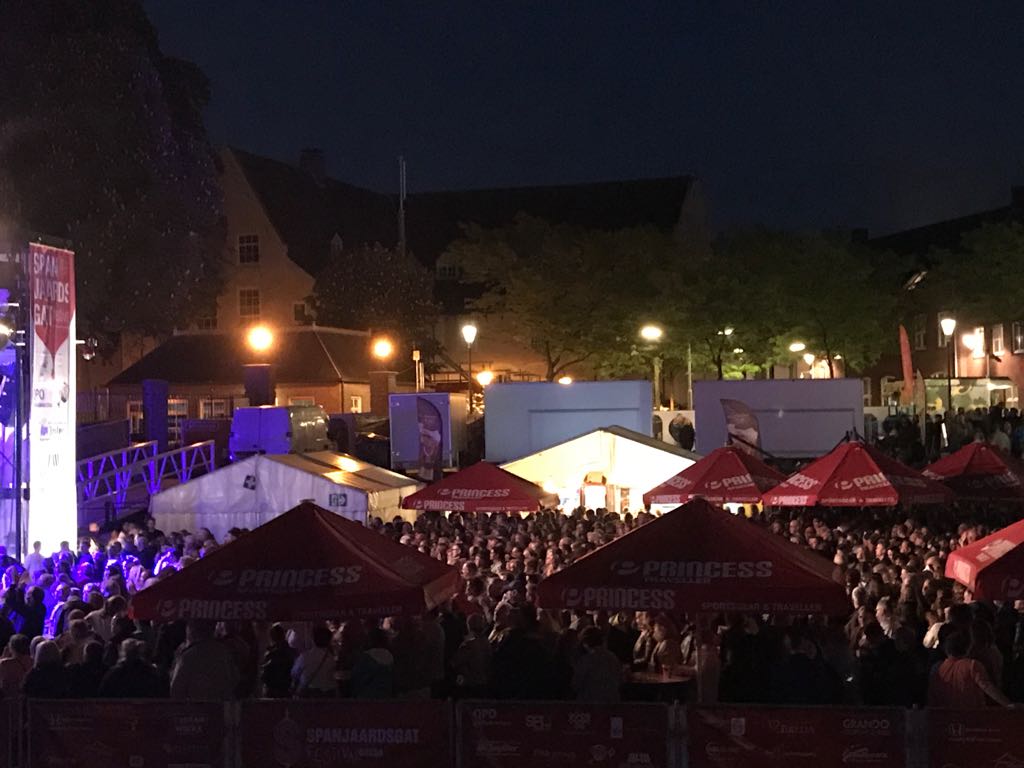 Topdrukte bij Breda zingt Hazes, overvolle pontons afgesloten
bndestem.nl/breda/topdrukt…  #bredazingthazes <a href="/spanjaardsgat/">Spanjaardsgat</a>