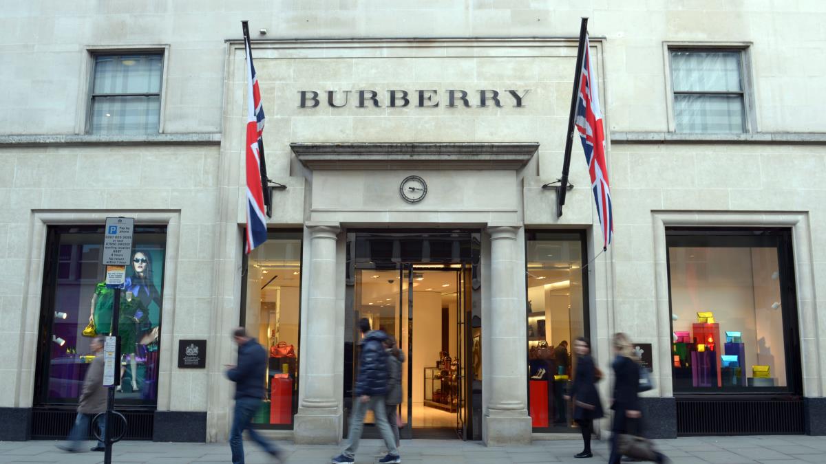 BiznessReporter's tweet photo. Underlying profits tumble at Burberry despite #Brexit boost https://t.co/Nz4G3zgQMd #finance2 #retail2 https://t.co/0wQwI71w7D