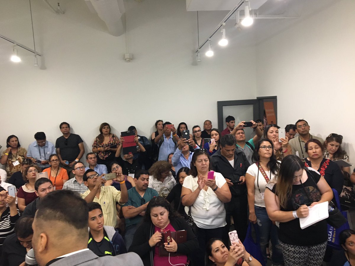 EileenLaSanchez's tweet photo. Lines and lines for @MayorOfLA series of entrepreneurship workshops en Español @PosibleLA!! https://t.co/vS1cA4FHP1!! https://t.co/K4gZwbuRc4