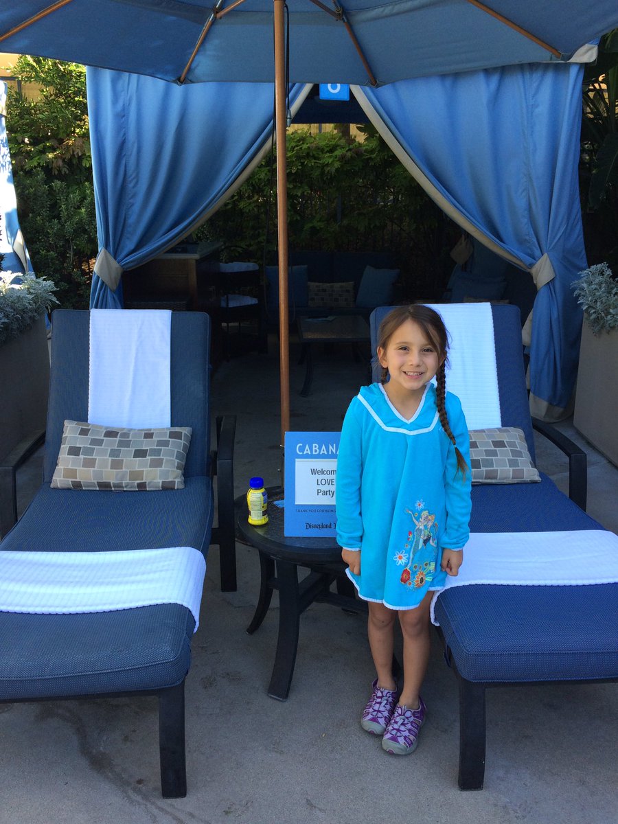 littlelove8138's tweet photo. Happy anniversary weekend done right @DisneylandToday #disneylandhotel #cabanatime #poolday #weekendaway https://t.co/VALiOZOuSV