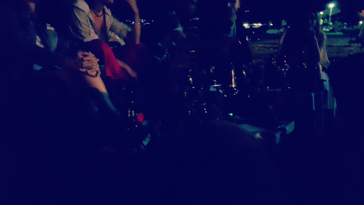 deniz,dalgalar, yildizlar,arkadaslar ve siz. her şey güzel tamam.