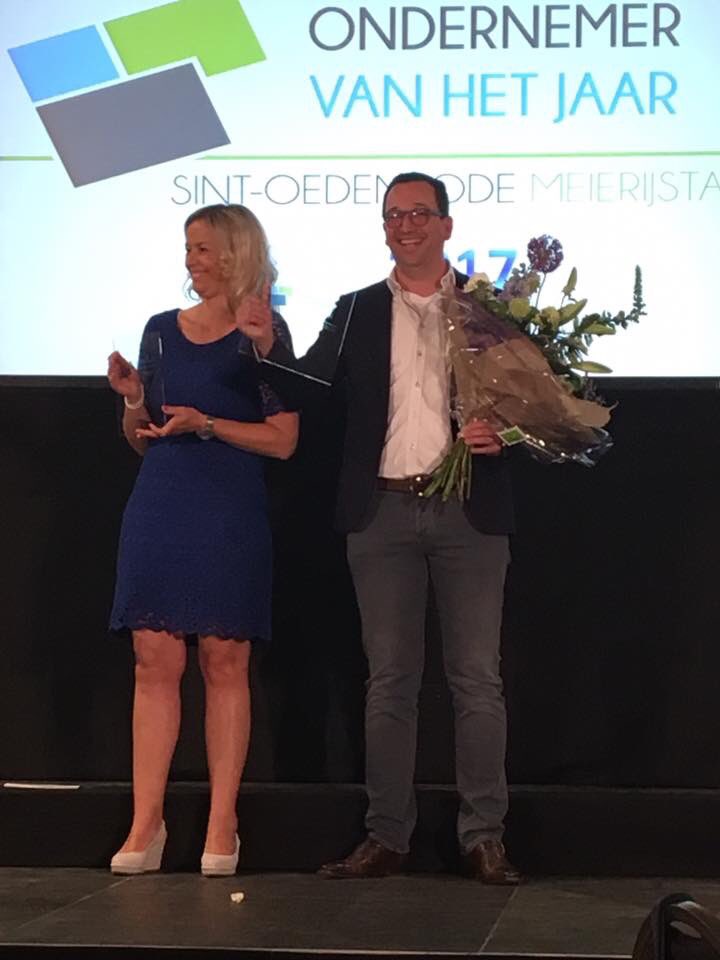 VanStiphoutBouw's tweet photo. Feest in #rooi! @jeroenvstiphout is ondernemer van het jaar 🎉Mooie afsluiting van #dagvandebouw https://t.co/mCp2MiBAbF