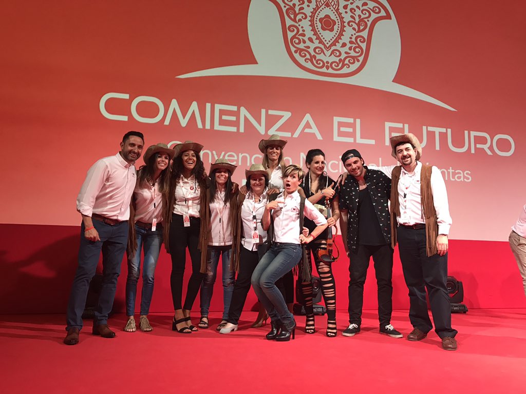 saraescu1981's tweet photo. @AlarmasSpain SÓLO PUEDO DECIR GRACIAS,GRACIAS Y MÁS GRACIAS! QUÉ PLACER HABER PUESTO MI GRANITO DE ARENA 😊🌹FELIZ FUTURO!!! 😘😘 https://t.co/lgkUH0AWcQ