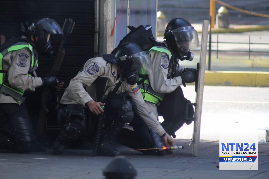victoramaya's tweet image. Foto de @NTN24ve tomada hoy #20M en Caracas. ¿En cuál manual de la PNB está indicado el uso de cohetones?
