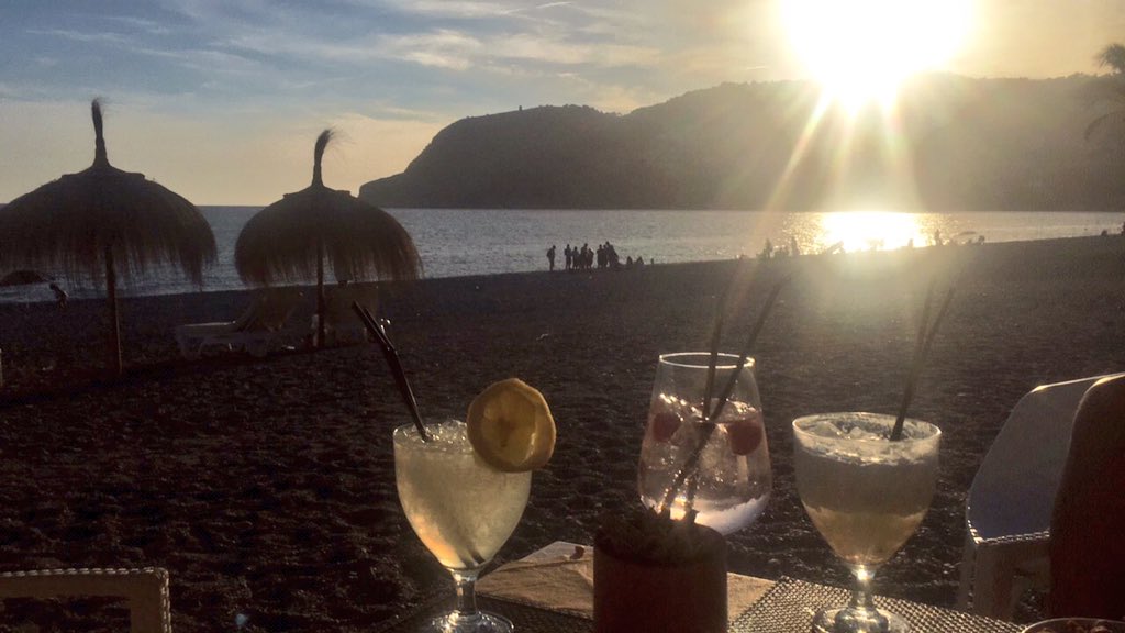 soyleticiaconc's tweet photo. Playa, sol y amiga ☀️🌴🤘🏻👯 #SinPreocupaciones #FindePirata #AmoElSur #LaHerradura #Sunset 🌅🌅🌅 https://t.co/COPU8X3dic