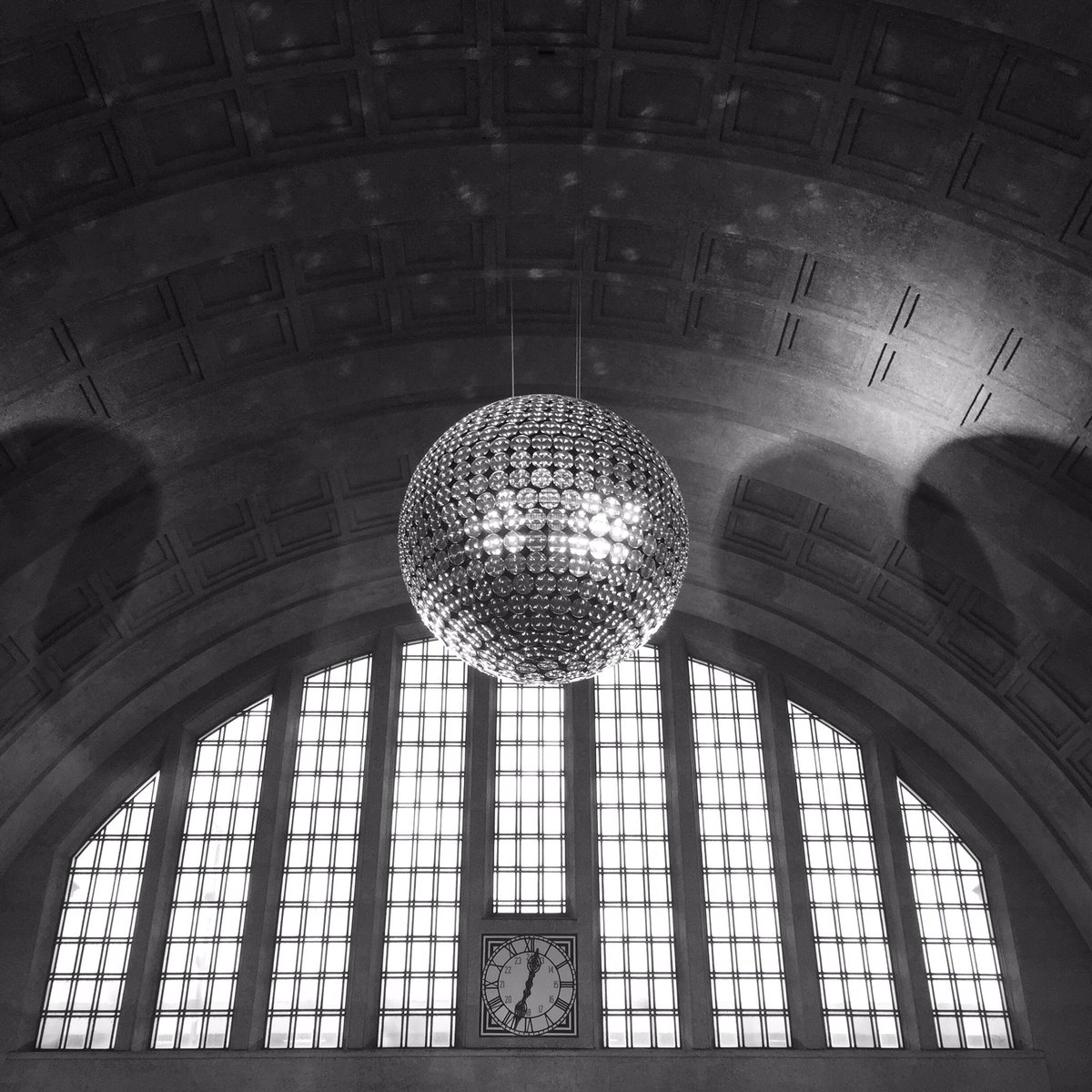 hughwee's tweet photo. Basel Badischer Bahnhof #Kugelleuchter
#Discokugel #mirrorball #Bahnhofshalle #trainstation #railwaystation #Basel #Bahnhof https://t.co/S0jRx5B6nK