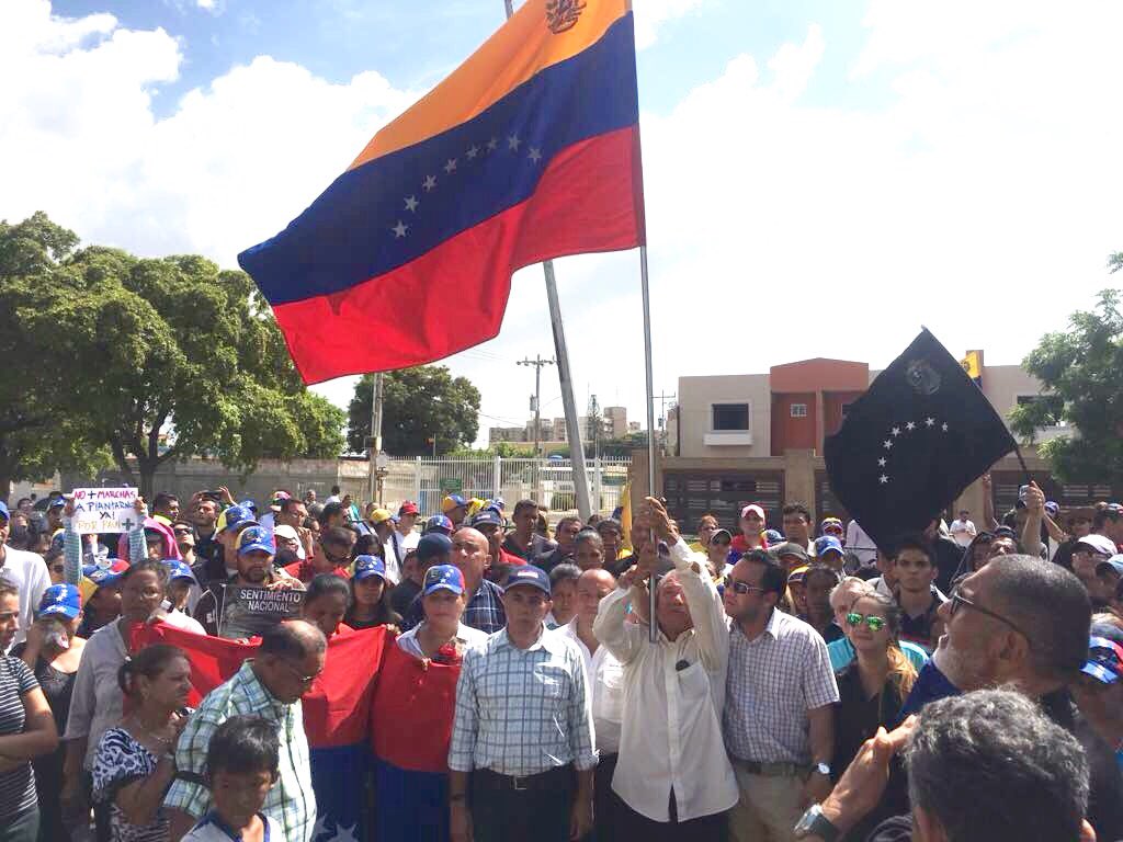 manuelrosalesg's tweet photo. Marchamos en honor a los caídos hasta el lugar donde Paúl Moreno fue víctima de la violencia. Su padre y hermano alzan la bandera tricolor. https://t.co/xXSWMHtG7l