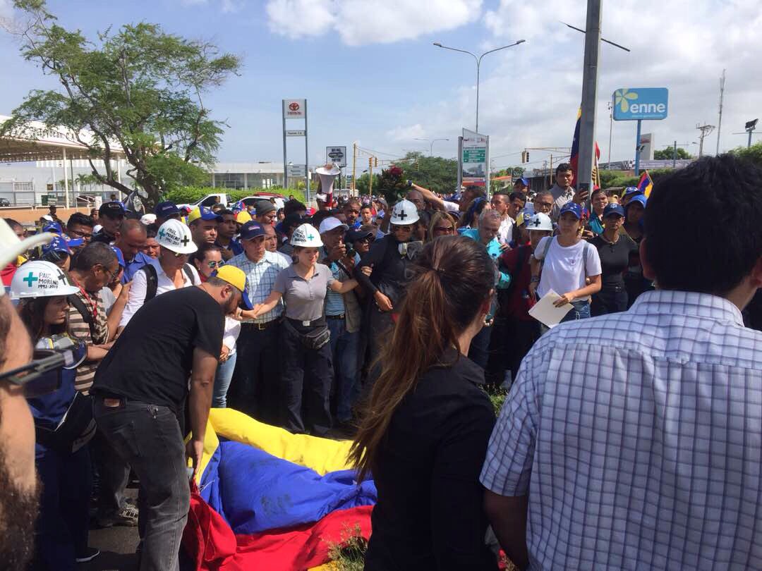 manuelrosalesg's tweet photo. Marchamos en honor a los caídos hasta el lugar donde Paúl Moreno fue víctima de la violencia. Su padre y hermano alzan la bandera tricolor. https://t.co/xXSWMHtG7l
