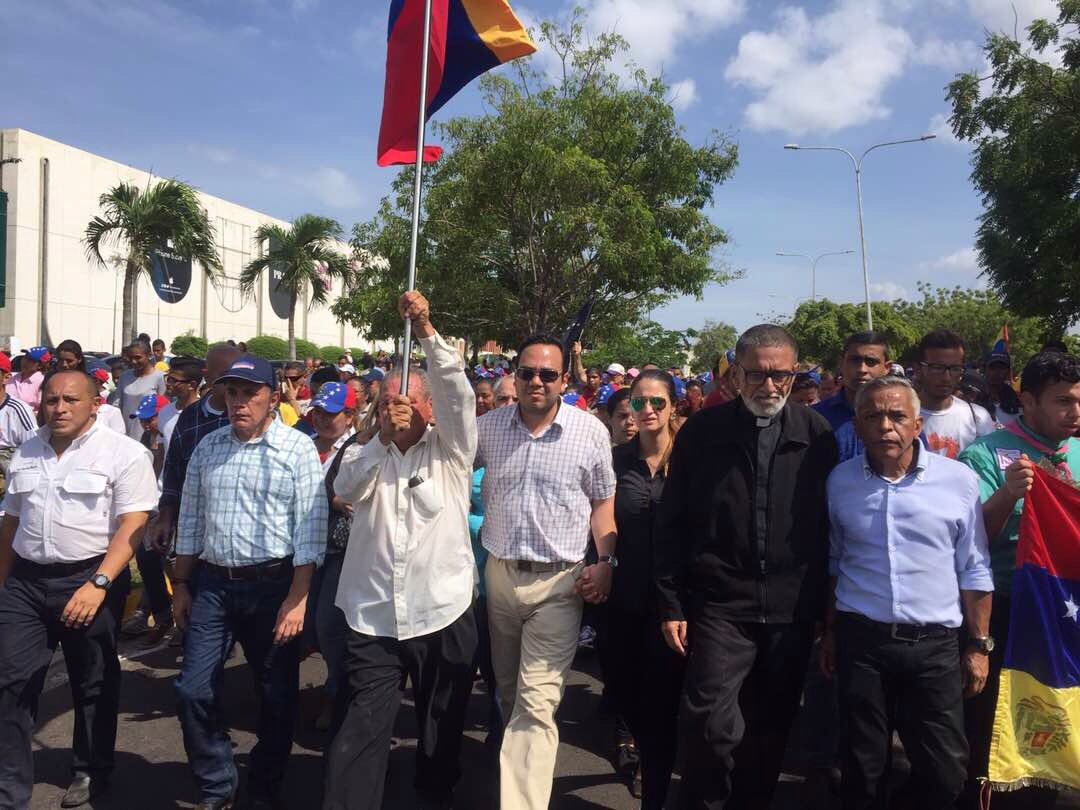 manuelrosalesg's tweet photo. Marchamos en honor a los caídos hasta el lugar donde Paúl Moreno fue víctima de la violencia. Su padre y hermano alzan la bandera tricolor. https://t.co/xXSWMHtG7l