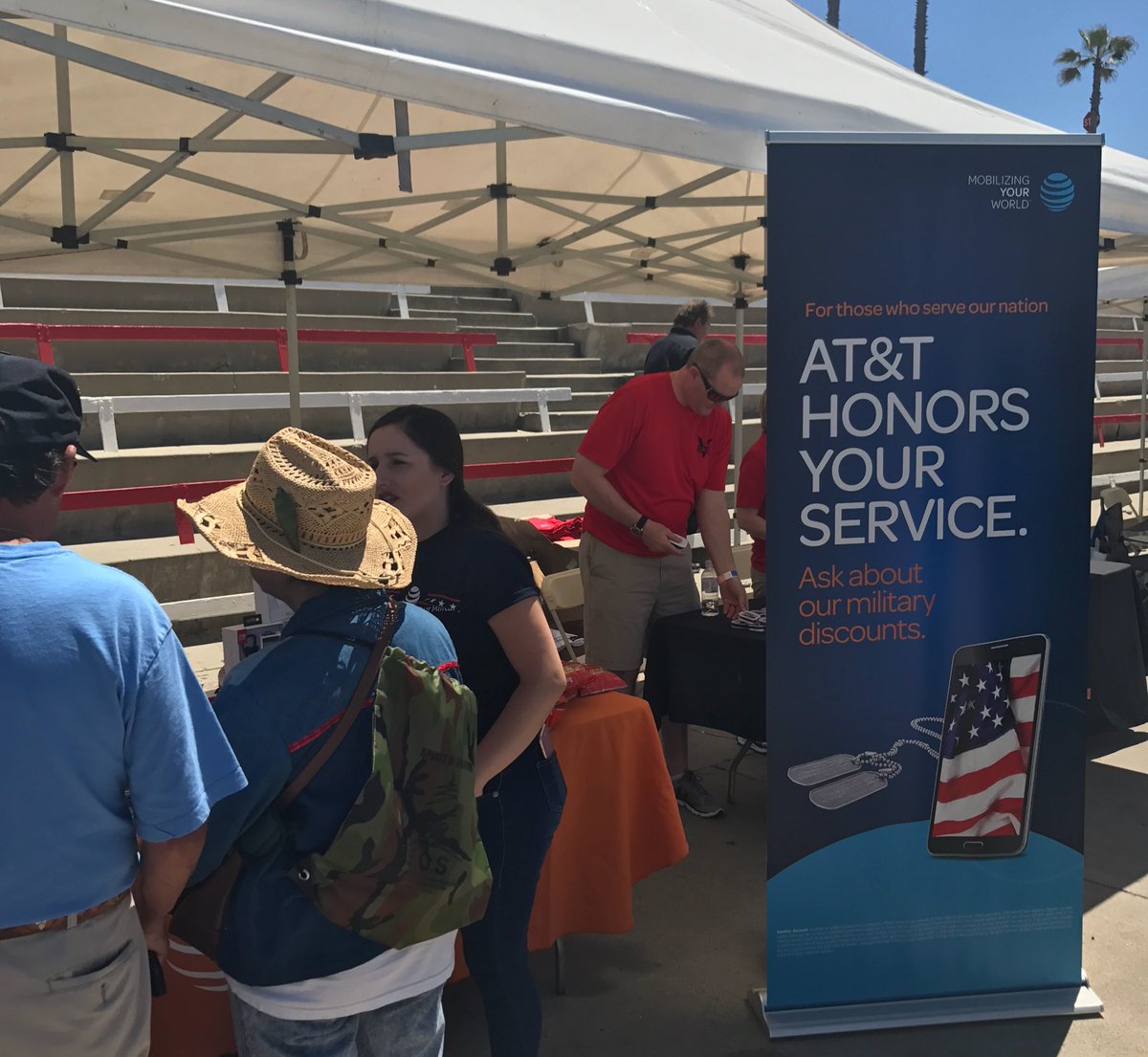 JCWithLD's tweet photo. Supporting our Military in the Southwest! Selling apple watches and DTV! TUProud #TUact @jenlasky @yellobricRhodes @PDiddyThom @NovaO https://t.co/rPV2SF3ghA