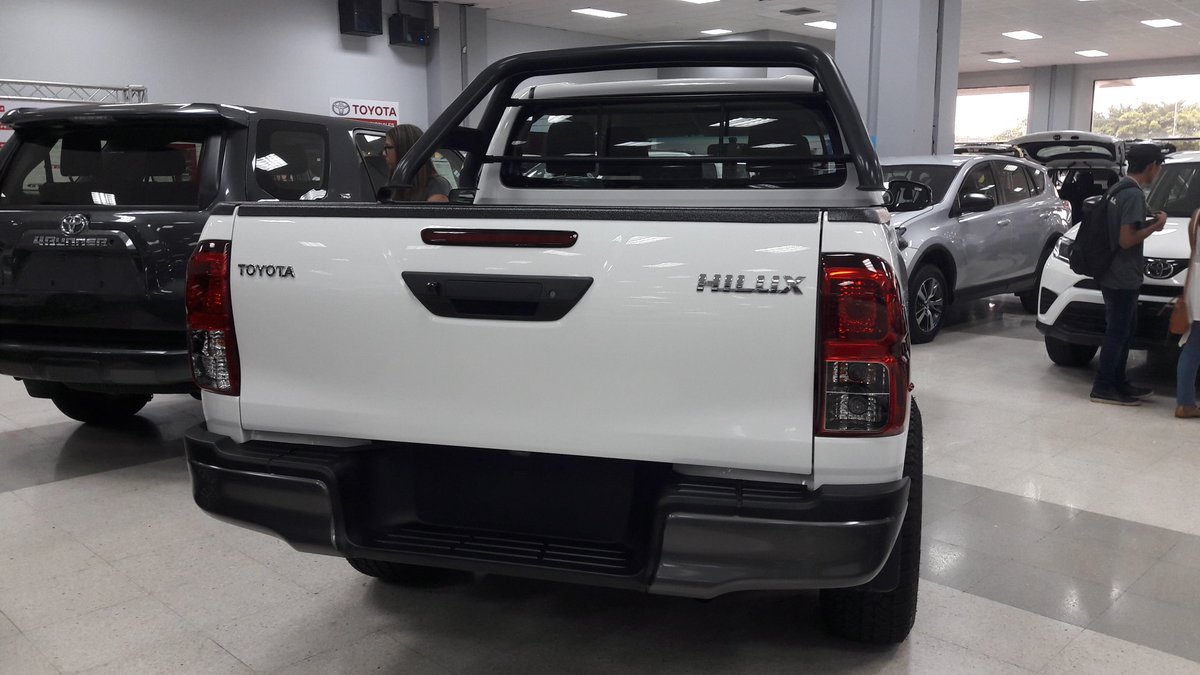 RicardoPerezSA's tweet photo. Con nuestros precios de feria llévate tu #Hilux y paga $142 quincenal con DVD + cámara de retroceso gratis. #SaleandShow #Toyota #Hilux https://t.co/CD3BA60ZD7