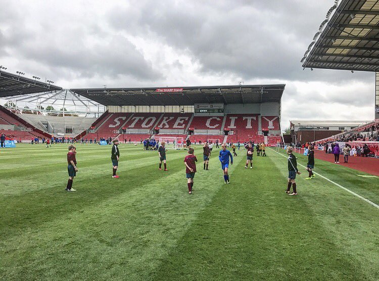 Xercise_XI's tweet image. Question was can you do it on a cold &amp;amp; rainy day at @stokecity?

Emotional! Legends, you were Fantastic! @SchoolsFootball @danonenationcup
