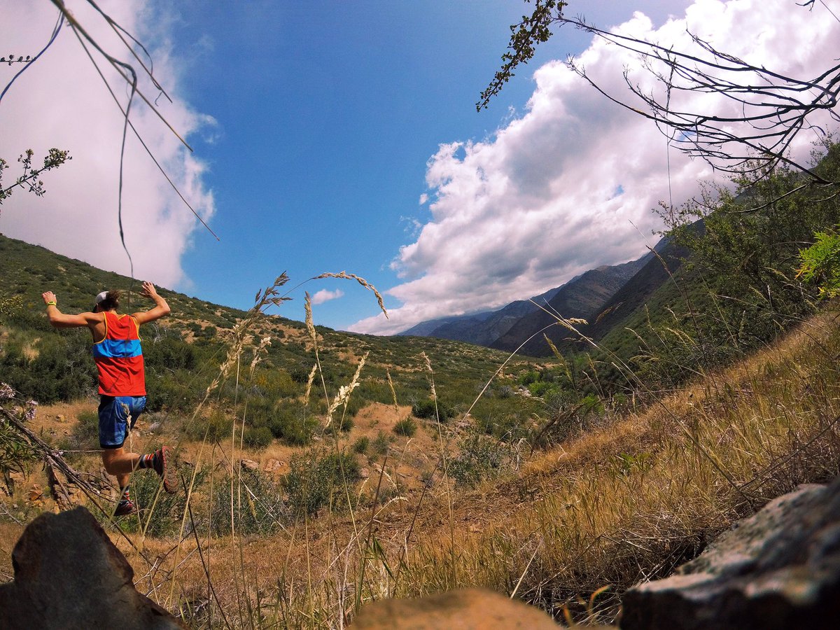 trail_flow's tweet photo. Trail running is fun. Chasing #flow in the Southern Sierras #trailrunning #trailflow #nevertouchtheground https://t.co/7Vqq2giy00