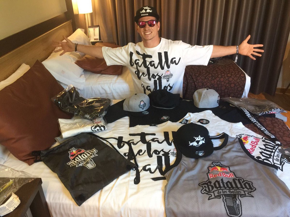 Xak_Arcopom's tweet photo. "Muchos hablan, pocos riman, solo los mejores improvisan"
 #redbullbatalladelosgallos #BatallaDeLosGallos 
Disfrutando al máximo #Xak #Bboy https://t.co/ht0Bg87as0