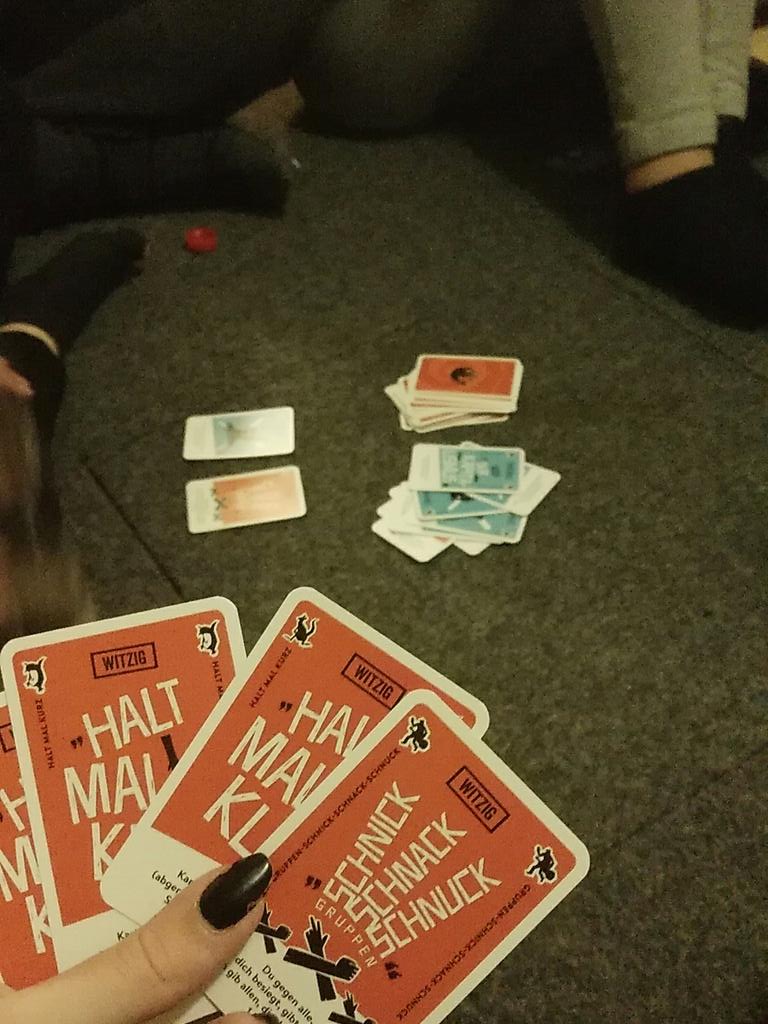 Den Abend entspannt mit einer Runde 'Halt mal kurz' ausklingen lassen.