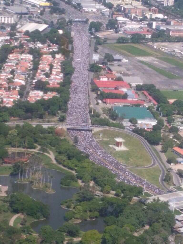 dmurolo's tweet image. #20Mayo Vista aérea de la manifestación de hoy. Caracas, autopista Fco Fajardo   | vía @MariaAlesiaSosa