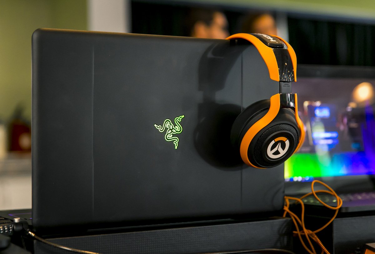 Razer's tweet photo. The #RazerAFK is in full force. We've got people gaming, checking out tech and giving out exclusive swag. https://t.co/QcJeFEWGVb