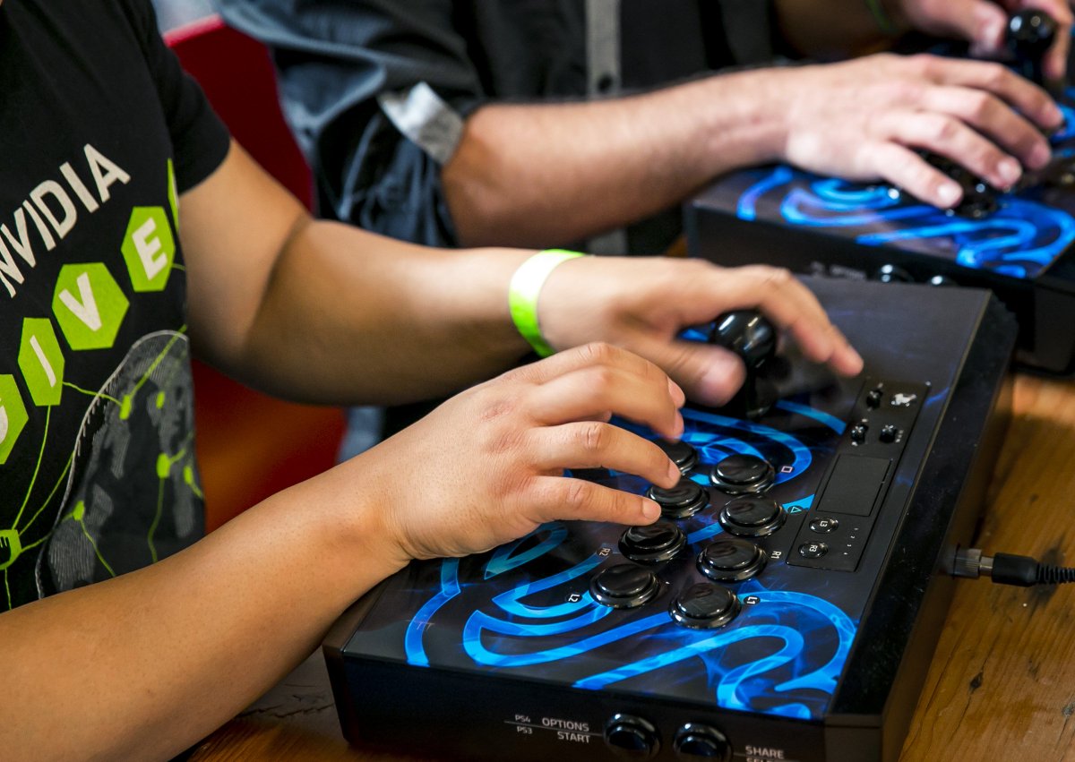 Razer's tweet photo. The #RazerAFK is in full force. We've got people gaming, checking out tech and giving out exclusive swag. https://t.co/QcJeFEWGVb