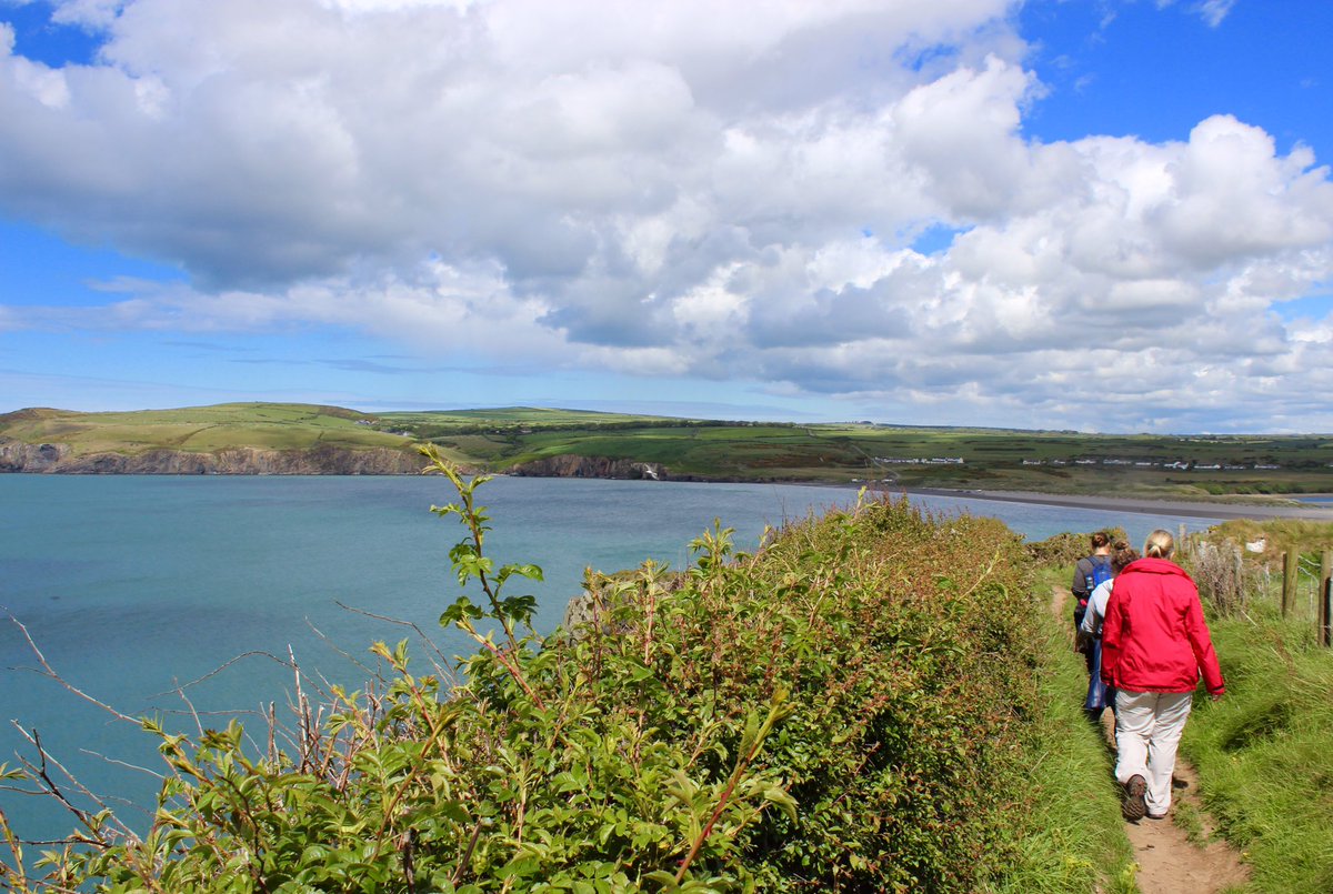 VIPWales1's tweet photo. Fantastic walk, lovely company and a beautiful day here in Newport. #FindYourEpic @LondonWelshCCLL @newportpembs @VisitPembs @visitwales https://t.co/4hgHrPzRgW