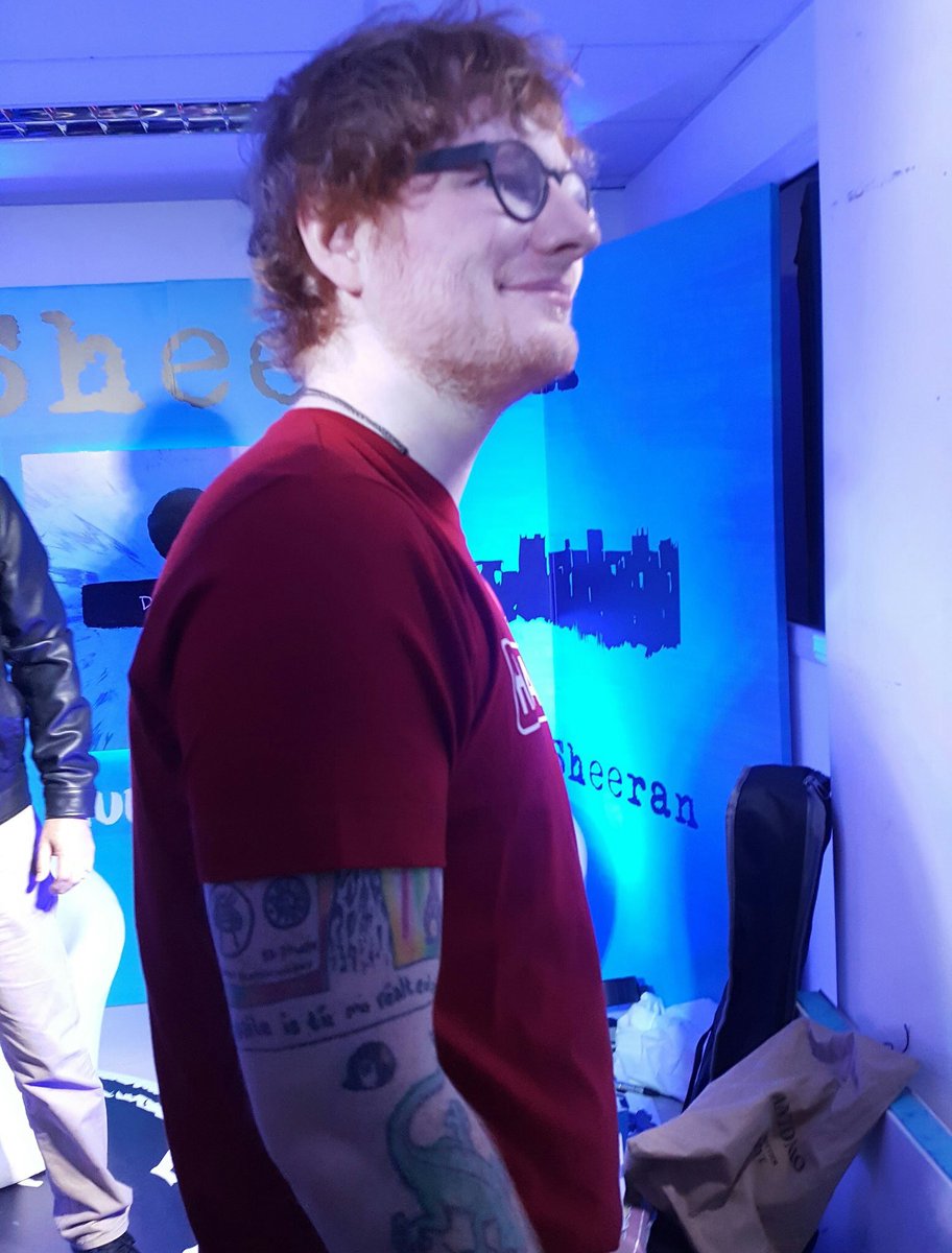 sheeranfacts's tweet photo. Ed en el backstage de su concierto en Argentina. https://t.co/ug6KqaZeny